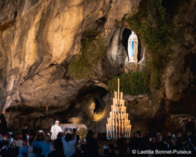 26 09 Lourdes grotte (c) Laetitia Bonnet Puiseux (3)