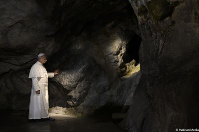 26 09 Lourdes grotte (c) Vatican Media (3)