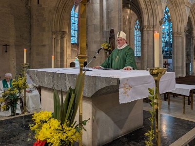 L'évêque s'adresse aux membres de l'EAP