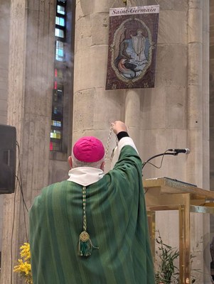 L'évêque encense l'image de Saint Germain de la mer
