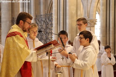 Solennité du Christ-Roi et remise de croix de servant d'autel à Loïc - 02.jpg