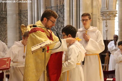 Solennité du Christ-Roi et remise de croix de servant d'autel à Loïc - 03.jpg