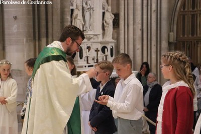 Solennité du Saint-Sacrement et première communion - 17.jpg