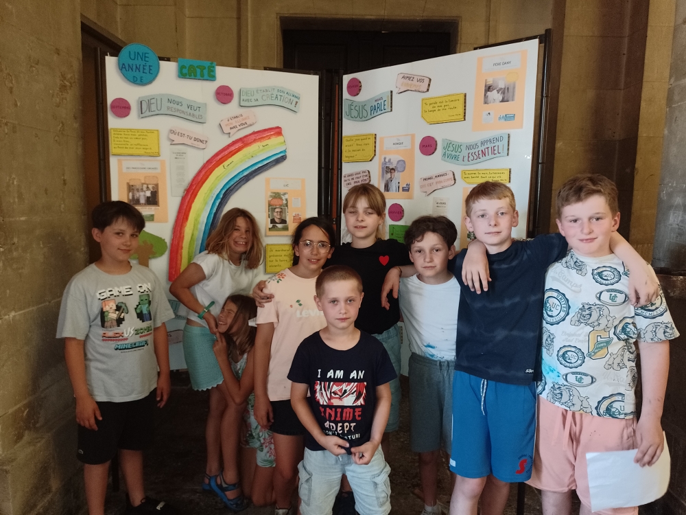Caté 2025-2026 : devant l'expo "une année de caté" à l'église Saint Clément
