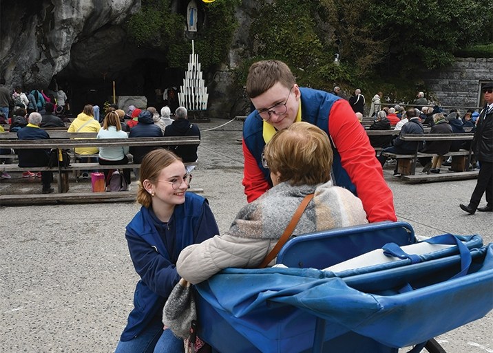 peleriner-a-lourdes-portes-par-lesperance